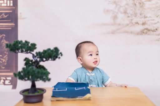 东阳怀孕肚子中间凹两边凸